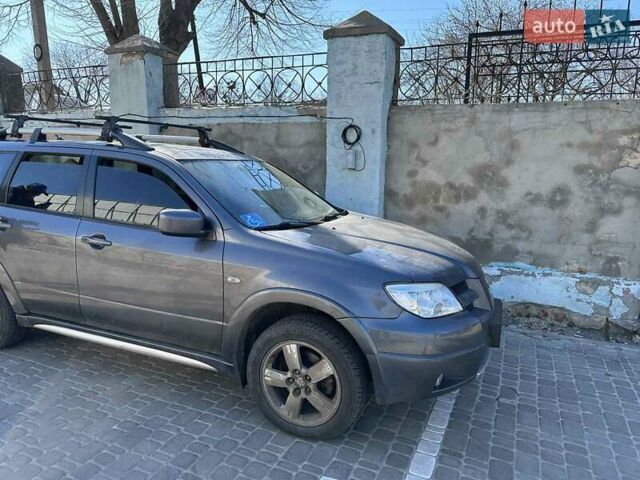 Серый Мицубиси Аутлендер, объемом двигателя 2 л и пробегом 202 тыс. км за 7500 $, фото 1 на Automoto.ua