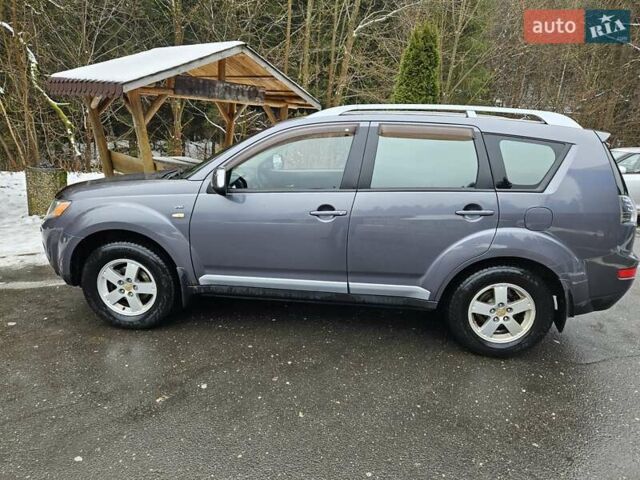 Серый Мицубиси Аутлендер, объемом двигателя 3 л и пробегом 290 тыс. км за 7500 $, фото 1 на Automoto.ua