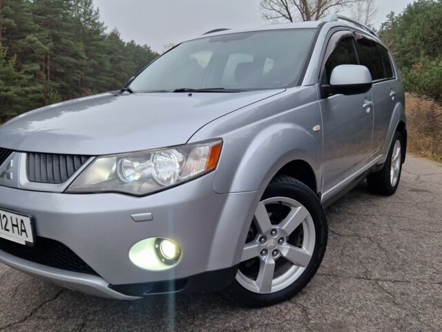 Серый Мицубиси Аутлендер, объемом двигателя 3 л и пробегом 197 тыс. км за 9500 $, фото 1 на Automoto.ua