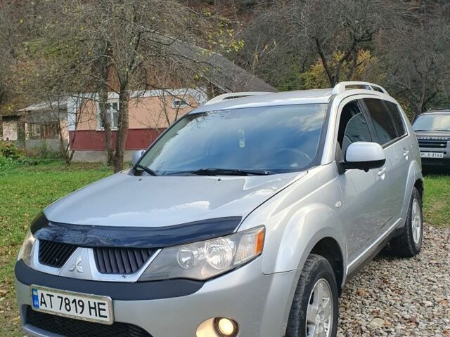 Серый Мицубиси Аутлендер, объемом двигателя 2 л и пробегом 320 тыс. км за 7500 $, фото 1 на Automoto.ua
