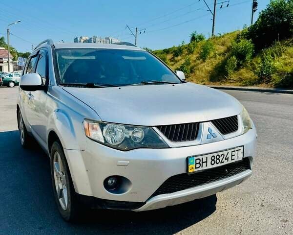 Серый Мицубиси Аутлендер, объемом двигателя 3 л и пробегом 188 тыс. км за 10000 $, фото 1 на Automoto.ua