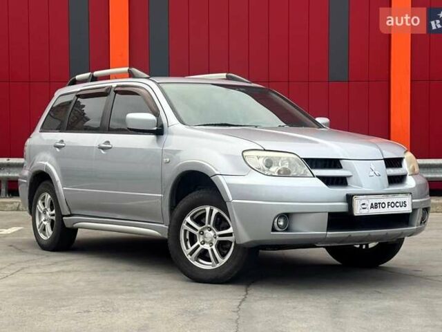 Серый Мицубиси Аутлендер, объемом двигателя 2.38 л и пробегом 245 тыс. км за 5390 $, фото 1 на Automoto.ua