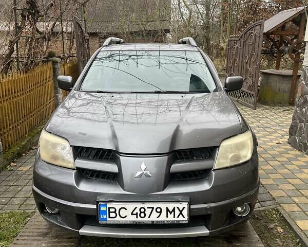 Серый Мицубиси Аутлендер, объемом двигателя 2 л и пробегом 380 тыс. км за 3700 $, фото 1 на Automoto.ua