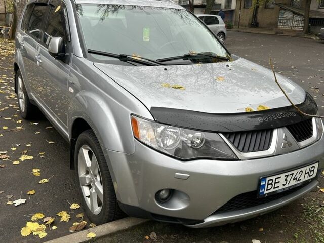 Серый Мицубиси Аутлендер, объемом двигателя 3 л и пробегом 320 тыс. км за 8000 $, фото 1 на Automoto.ua