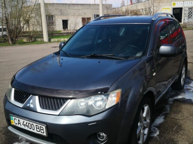 Серый Мицубиси Аутлендер, объемом двигателя 0 л и пробегом 190 тыс. км за 8500 $, фото 1 на Automoto.ua