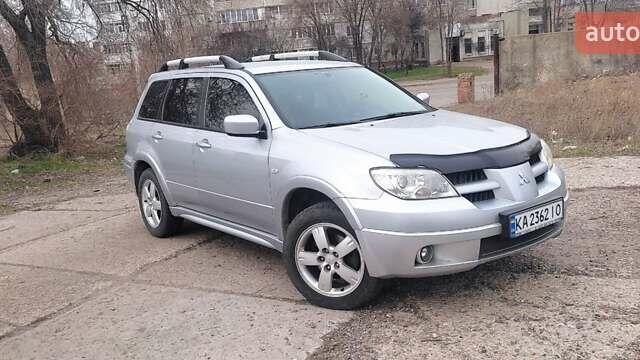 Сірий Міцубісі Аутлендер, об'ємом двигуна 2.4 л та пробігом 252 тис. км за 6350 $, фото 1 на Automoto.ua
