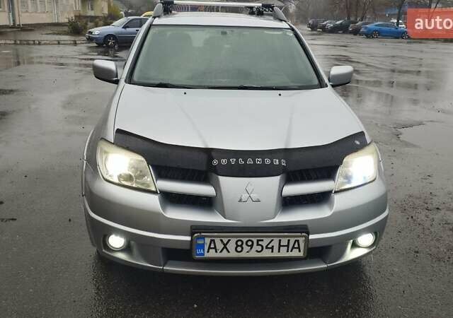 Серый Мицубиси Аутлендер, объемом двигателя 2.38 л и пробегом 204 тыс. км за 6100 $, фото 1 на Automoto.ua