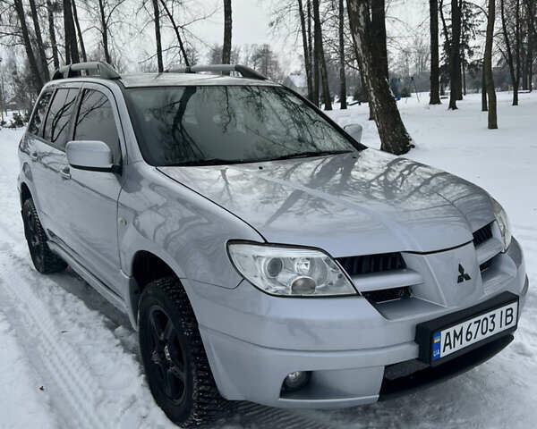 Серый Мицубиси Аутлендер, объемом двигателя 2 л и пробегом 197 тыс. км за 6100 $, фото 1 на Automoto.ua