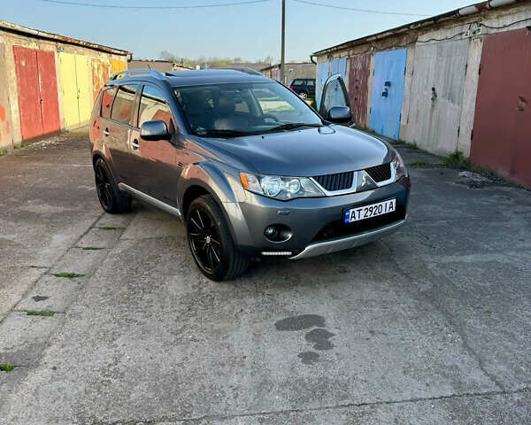 Серый Мицубиси Аутлендер, объемом двигателя 1.97 л и пробегом 260 тыс. км за 10900 $, фото 1 на Automoto.ua