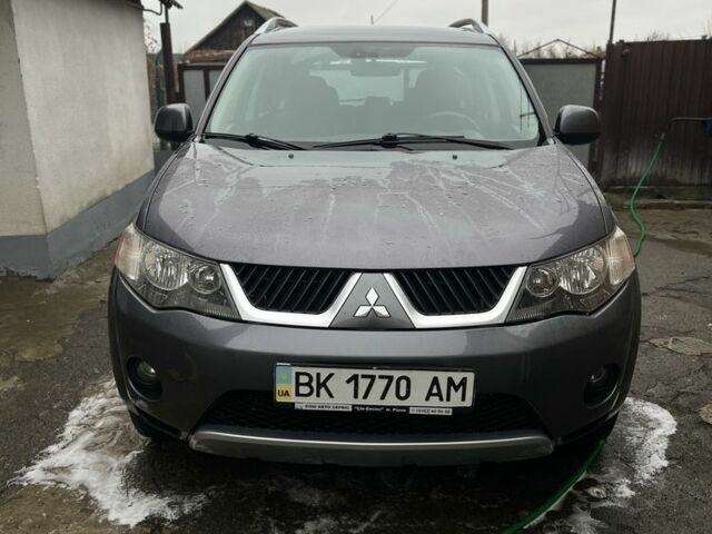 Серый Мицубиси Аутлендер, объемом двигателя 2.4 л и пробегом 238 тыс. км за 7200 $, фото 1 на Automoto.ua