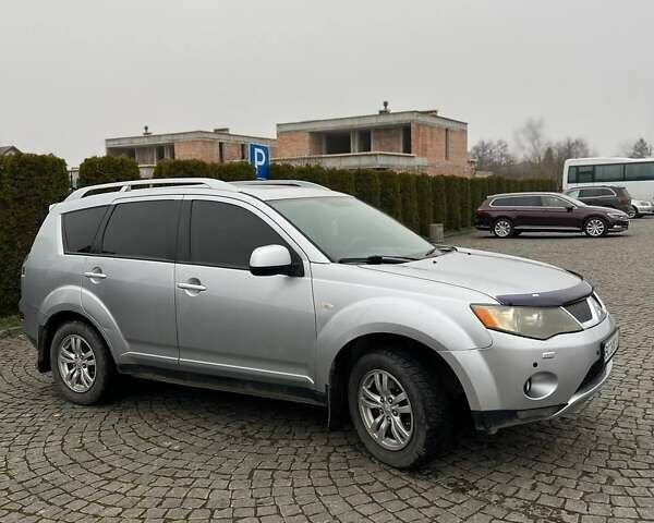 Серый Мицубиси Аутлендер, объемом двигателя 2.36 л и пробегом 285 тыс. км за 8500 $, фото 1 на Automoto.ua