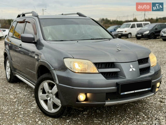 Серый Мицубиси Аутлендер, объемом двигателя 2 л и пробегом 199 тыс. км за 5999 $, фото 1 на Automoto.ua