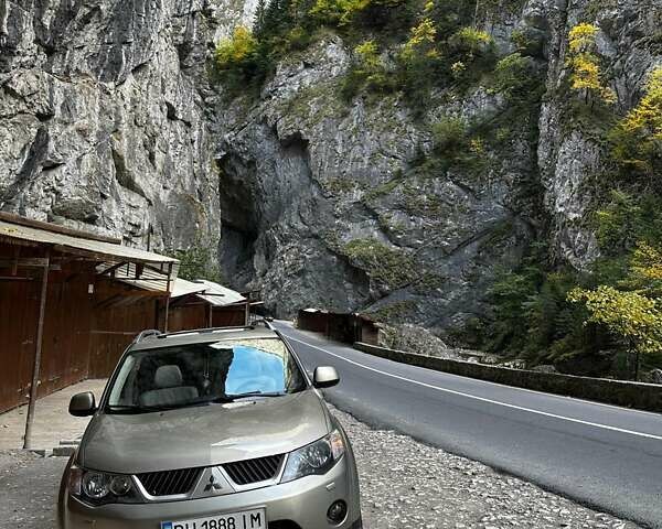 Серый Мицубиси Аутлендер, объемом двигателя 3 л и пробегом 119 тыс. км за 13300 $, фото 1 на Automoto.ua