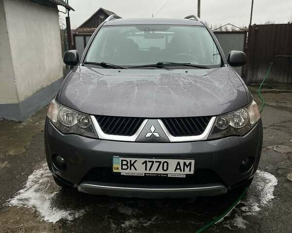 Серый Мицубиси Аутлендер, объемом двигателя 2.4 л и пробегом 238 тыс. км за 7200 $, фото 1 на Automoto.ua