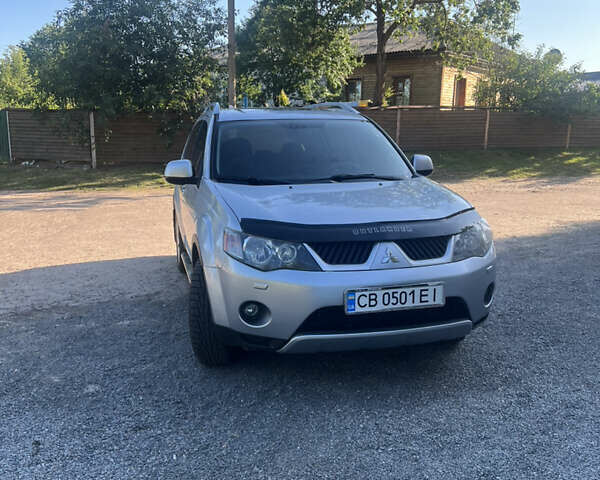 Серый Мицубиси Аутлендер, объемом двигателя 2.36 л и пробегом 245 тыс. км за 9300 $, фото 1 на Automoto.ua