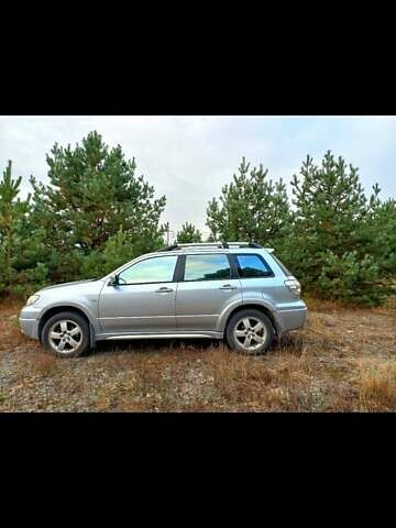 Серый Мицубиси Аутлендер, объемом двигателя 2 л и пробегом 311 тыс. км за 7100 $, фото 1 на Automoto.ua