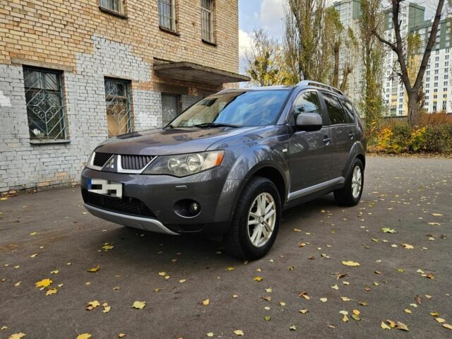 Серый Мицубиси Аутлендер, объемом двигателя 2 л и пробегом 400 тыс. км за 4700 $, фото 1 на Automoto.ua