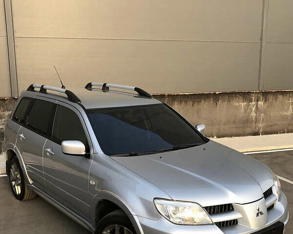 Серый Мицубиси Аутлендер, объемом двигателя 2.38 л и пробегом 191 тыс. км за 9950 $, фото 1 на Automoto.ua