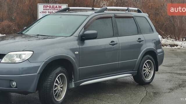 Серый Мицубиси Аутлендер, объемом двигателя 2 л и пробегом 200 тыс. км за 5999 $, фото 1 на Automoto.ua