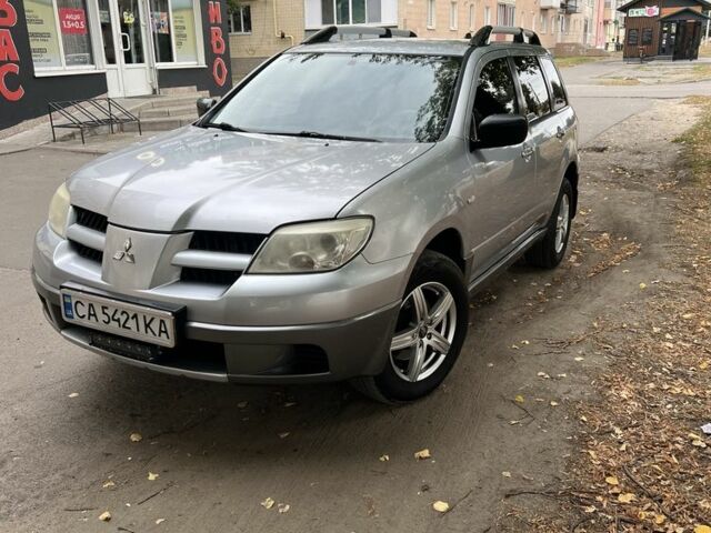 Серый Мицубиси Аутлендер, объемом двигателя 2 л и пробегом 237 тыс. км за 6000 $, фото 1 на Automoto.ua