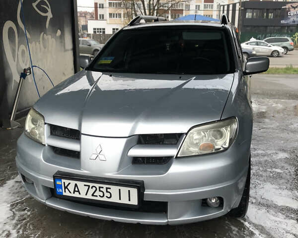 Серый Мицубиси Аутлендер, объемом двигателя 2 л и пробегом 170 тыс. км за 6950 $, фото 1 на Automoto.ua