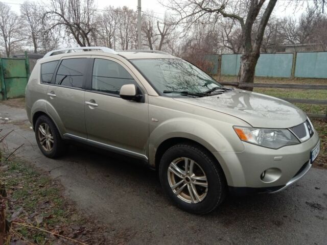 Серый Мицубиси Аутлендер, объемом двигателя 2 л и пробегом 300 тыс. км за 4800 $, фото 1 на Automoto.ua