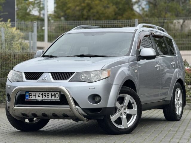 Серый Мицубиси Аутлендер, объемом двигателя 3 л и пробегом 175 тыс. км за 8500 $, фото 1 на Automoto.ua