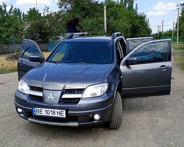Серый Мицубиси Аутлендер, объемом двигателя 2.35 л и пробегом 342 тыс. км за 6900 $, фото 1 на Automoto.ua