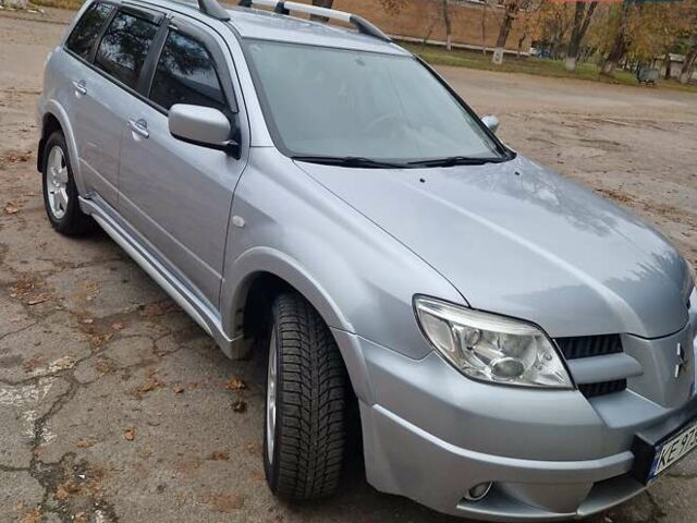 Серый Мицубиси Аутлендер, объемом двигателя 2.38 л и пробегом 113 тыс. км за 8900 $, фото 1 на Automoto.ua