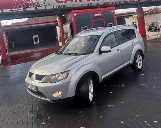 Серый Мицубиси Аутлендер, объемом двигателя 2 л и пробегом 340 тыс. км за 4288 $, фото 1 на Automoto.ua