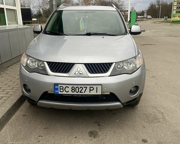 Серый Мицубиси Аутлендер, объемом двигателя 1.97 л и пробегом 229 тыс. км за 8500 $, фото 1 на Automoto.ua