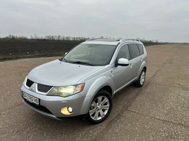 Серый Мицубиси Аутлендер, объемом двигателя 2 л и пробегом 200 тыс. км за 8300 $, фото 1 на Automoto.ua