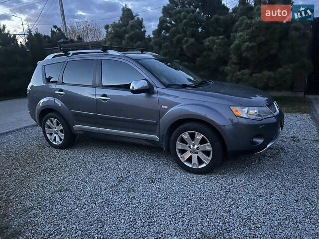 Серый Мицубиси Аутлендер, объемом двигателя 2 л и пробегом 235 тыс. км за 9000 $, фото 1 на Automoto.ua