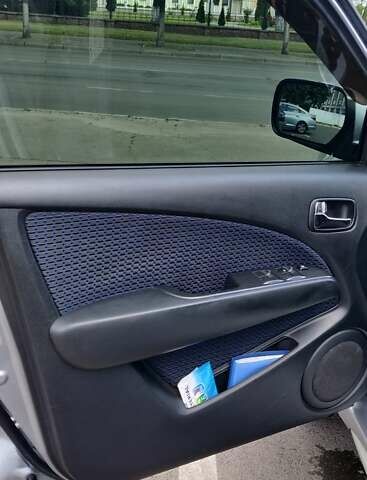 Серый Мицубиси Аутлендер, объемом двигателя 2.38 л и пробегом 323 тыс. км за 6800 $, фото 1 на Automoto.ua