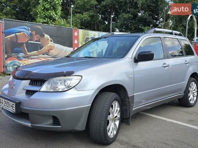 Серый Мицубиси Аутлендер, объемом двигателя 2 л и пробегом 151 тыс. км за 7500 $, фото 1 на Automoto.ua