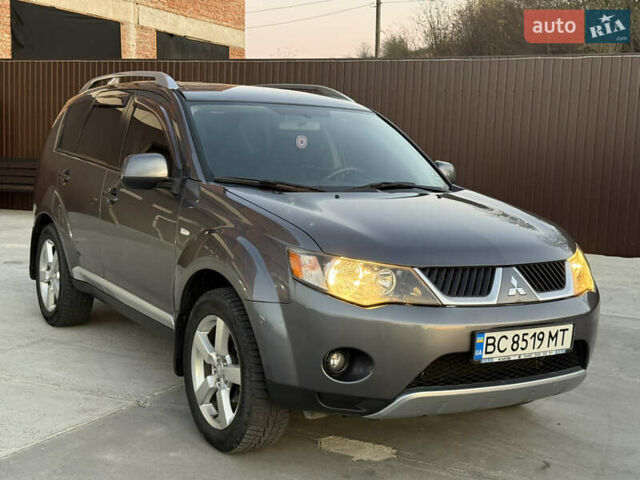 Серый Мицубиси Аутлендер, объемом двигателя 2.4 л и пробегом 210 тыс. км за 8300 $, фото 1 на Automoto.ua