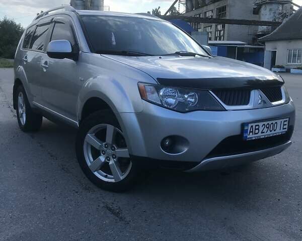 Серый Мицубиси Аутлендер, объемом двигателя 2.36 л и пробегом 187 тыс. км за 9000 $, фото 1 на Automoto.ua