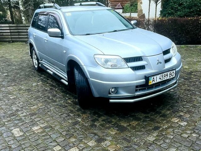 Серый Мицубиси Аутлендер, объемом двигателя 2 л и пробегом 200 тыс. км за 5800 $, фото 1 на Automoto.ua