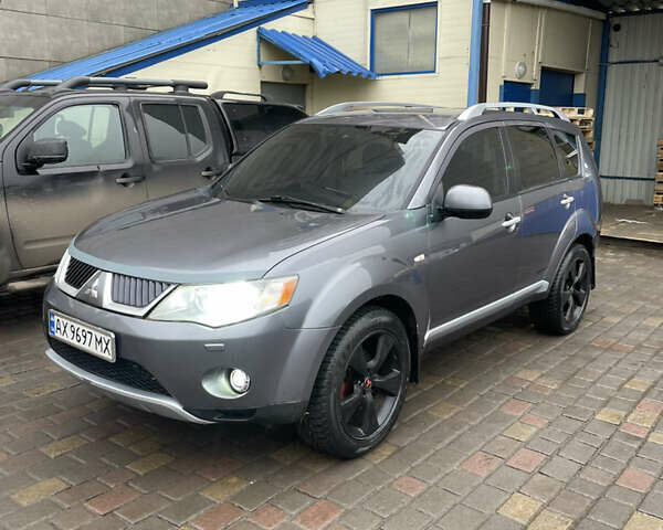 Серый Мицубиси Аутлендер, объемом двигателя 2.01 л и пробегом 345 тыс. км за 8100 $, фото 1 на Automoto.ua