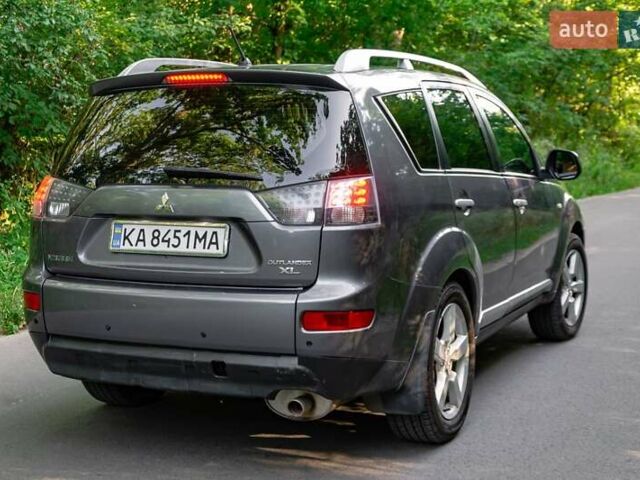 Серый Мицубиси Аутлендер, объемом двигателя 2.4 л и пробегом 280 тыс. км за 8000 $, фото 1 на Automoto.ua