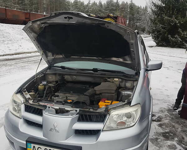 Серый Мицубиси Аутлендер, объемом двигателя 2.38 л и пробегом 700 тыс. км за 7058 $, фото 1 на Automoto.ua