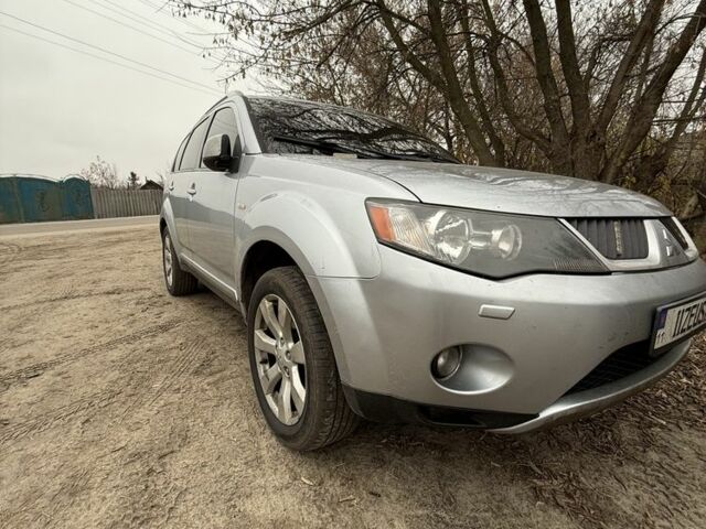 Серый Мицубиси Аутлендер, объемом двигателя 2 л и пробегом 340 тыс. км за 4000 $, фото 1 на Automoto.ua