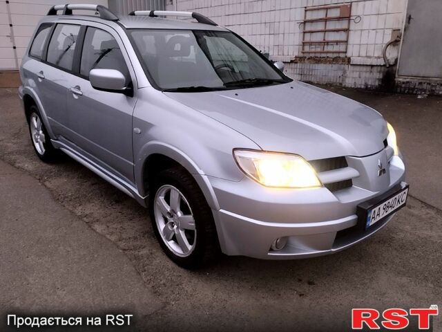 Серый Мицубиси Аутлендер, объемом двигателя 2 л и пробегом 198 тыс. км за 7700 $, фото 1 на Automoto.ua