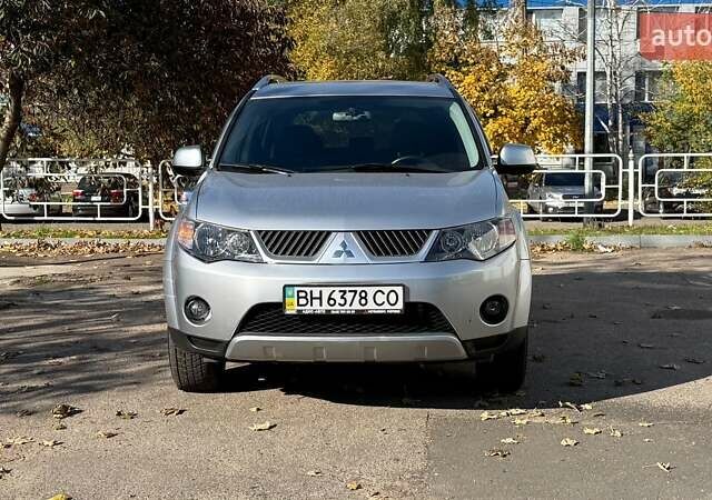 Серый Мицубиси Аутлендер, объемом двигателя 2.36 л и пробегом 45 тыс. км за 9500 $, фото 1 на Automoto.ua
