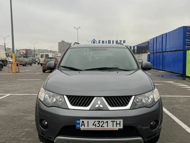 Серый Мицубиси Аутлендер, объемом двигателя 2.4 л и пробегом 173 тыс. км за 8600 $, фото 1 на Automoto.ua