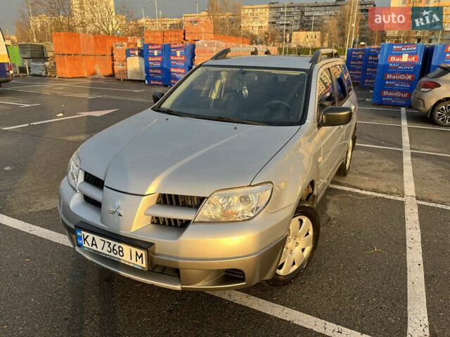 Серый Мицубиси Аутлендер, объемом двигателя 2 л и пробегом 138 тыс. км за 7000 $, фото 1 на Automoto.ua