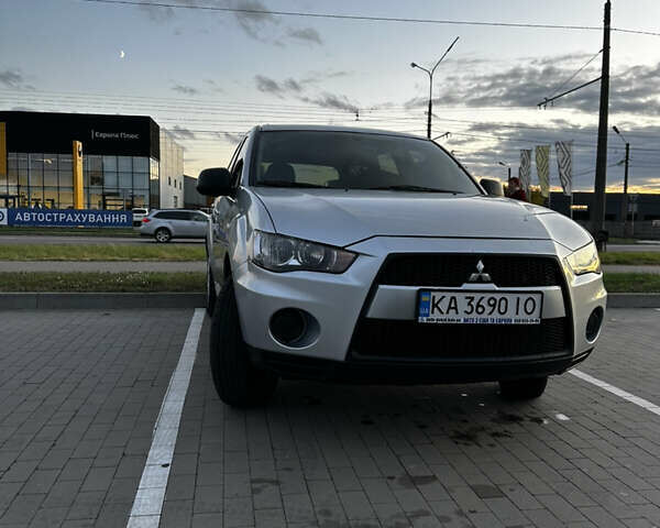 Мицубиси Аутлендер 2010 в Белой Церкве на Automoto.ua Серый Мицубиси Аутлендер, объемом двигателя 2.36 л и пробегом 220 тыс. км за 9000 $, фото 1 на Automoto.ua