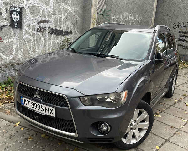Серый Мицубиси Аутлендер, объемом двигателя 2 л и пробегом 264 тыс. км за 9500 $, фото 1 на Automoto.ua