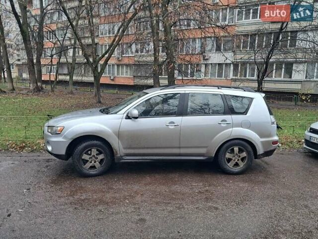 Серый Мицубиси Аутлендер, объемом двигателя 2 л и пробегом 376 тыс. км за 7300 $, фото 1 на Automoto.ua