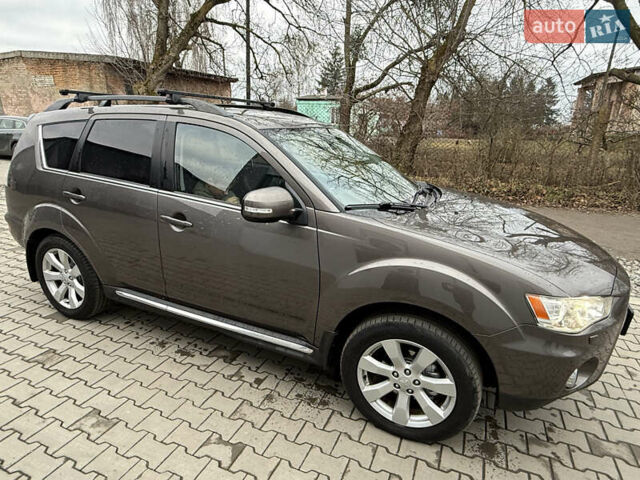 Серый Мицубиси Аутлендер, объемом двигателя 2.2 л и пробегом 250 тыс. км за 10800 $, фото 1 на Automoto.ua
